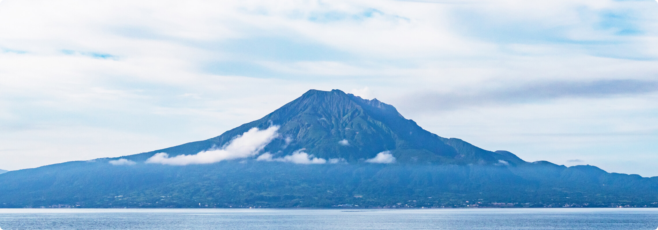 桜島と温泉水の水源風景