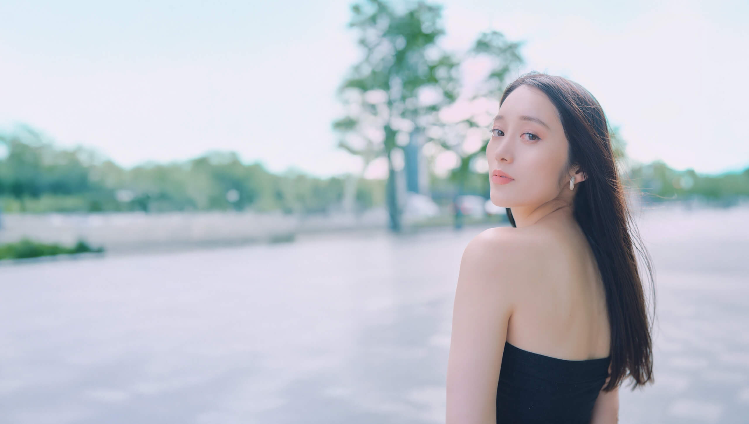 海辺に立つ女性