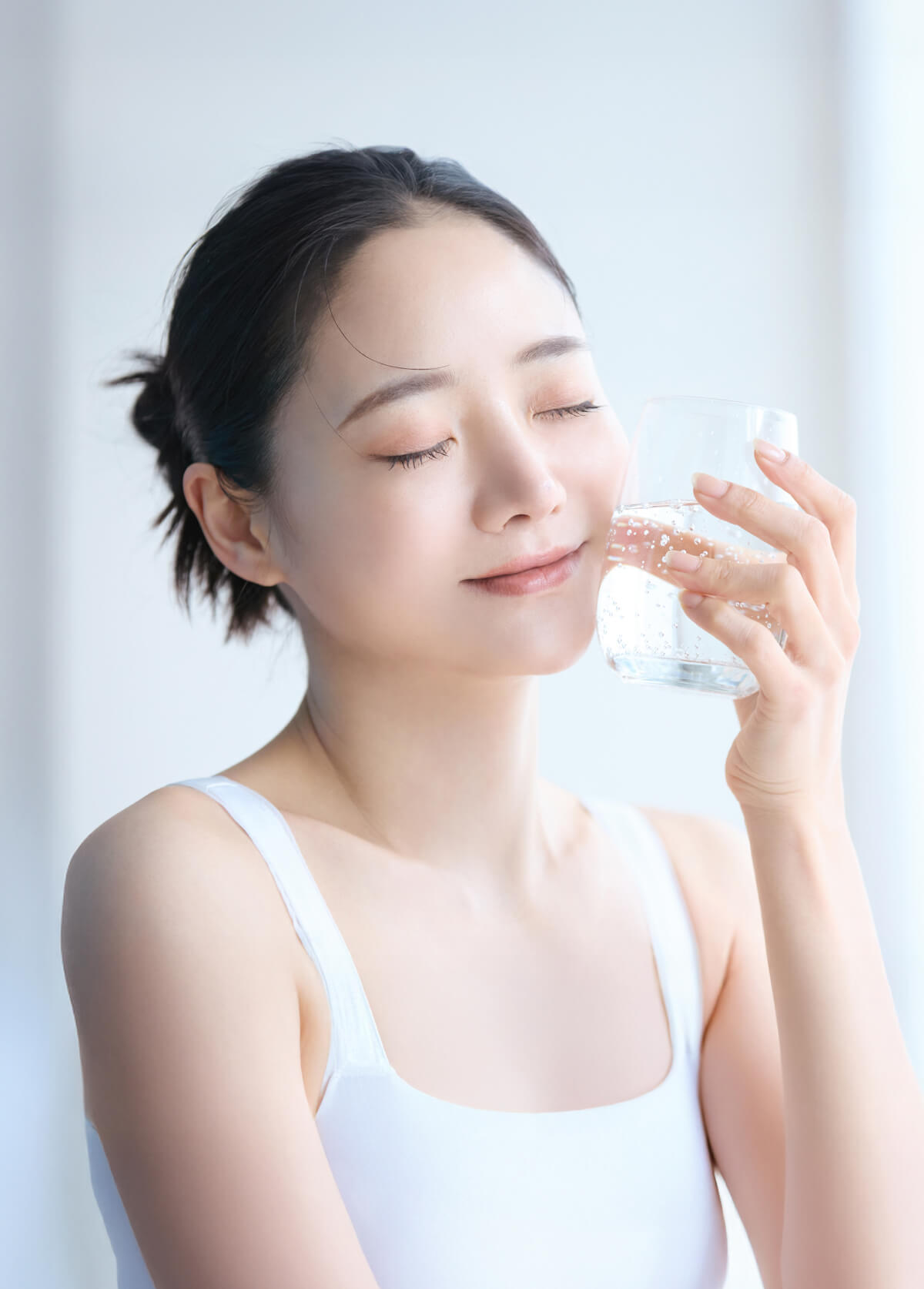 グラスを持つ女性