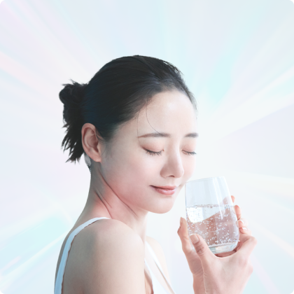 女性が水を飲む様子